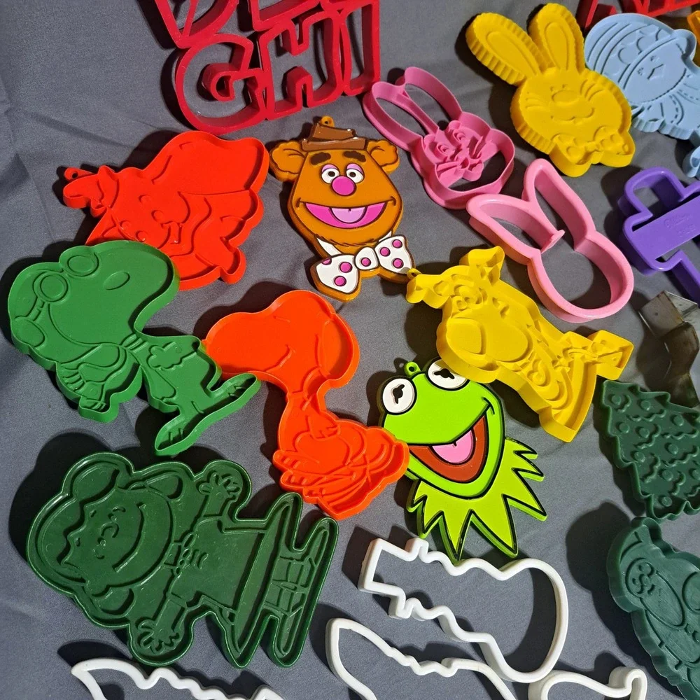 50+‎ Plastic Cookie Cutter Lot Christmas Easter Muppets Peanuts Scooby Hogwarts
